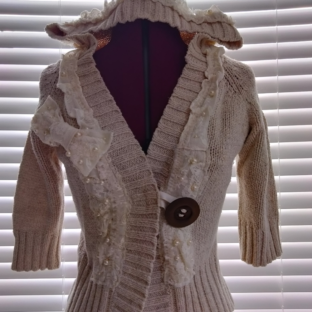 Super cute sweater! One of my favorites! Beige in color. Size small.